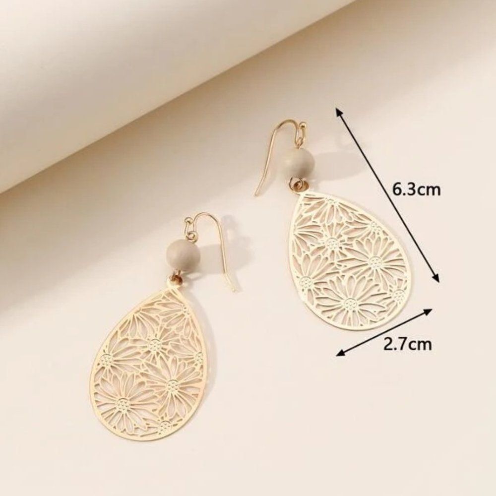 5/$25 Gold Color Flower Drop Earrings - Picture 4 of 5